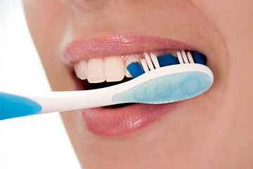 Pulizia di denti con spazzolino