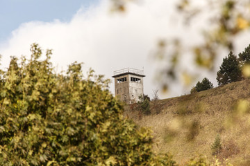 Beobachtungsturm der DDR auf einer Anh&ouml;he