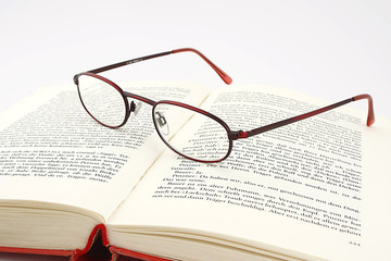 Brille auf Buch