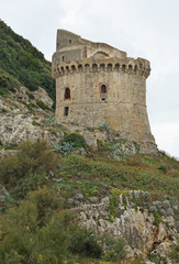 torre medievale su scogliera