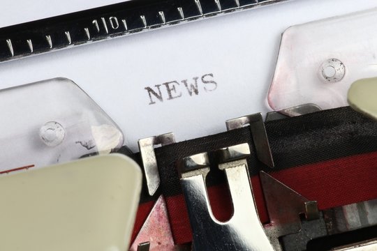 'NEWS' geschrieben auf alter Schreibmaschine	