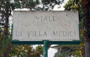 Naklejka premium Plaque de rue à Rome : Viale di Villa Medici