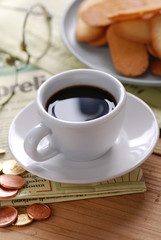 tazza di caffè e giornale
