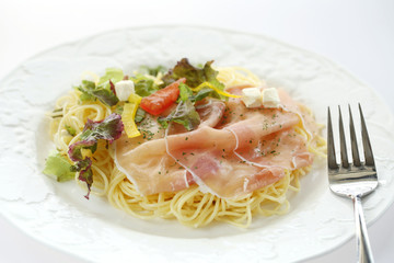 生ハムとバジルソースのパスタ　冷麺