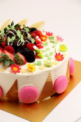 Round vanilla cake decorated with fresh fruits