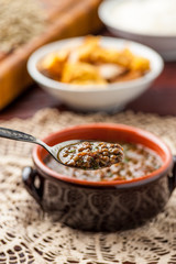 Zuppa di lenticchie nel coccio sul tavolo