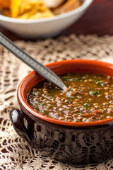 Zuppa di lenticchie nel coccio sul tavolo