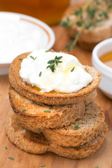 toasts with goat cheese, honey and thyme