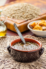 Zuppa di lenticchie nel coccio sul tavolo