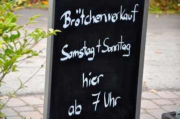 Tafel mit &Ouml;ffnungszeit