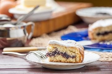 Fetta di torta casalinga farcita con marmellata su un piatto