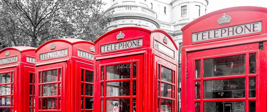 Cabines téléphoniques rouges typiques à Londres au Royaume-uni