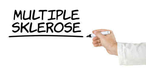 Hand mit Stift schreibt Multiple Sklerose