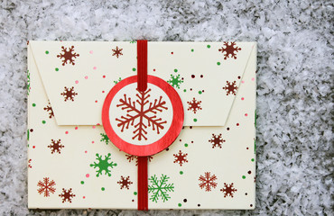 weihnachtlicher Umschlag auf Schneehintergrund