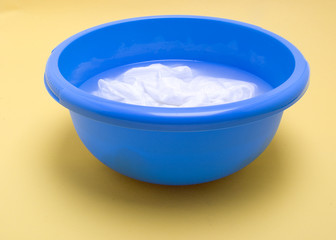 eingeweichte Wäsche in einer Plastikschüssel