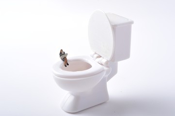 洋式のトイレとミニチュアの人形
