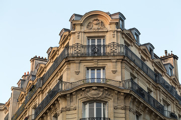 Fototapeta na wymiar corner of of typical house with balcony in Paris, France