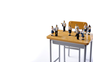 学校の教室の学習机と生徒達