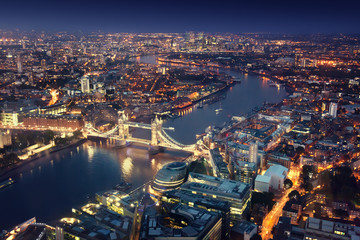 Naklejka premium Londyn nocą z architekturą miejską i Tower Bridge