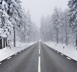 Fahrbahn im Winter