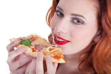 Frau mit Pizza lacht Nahaufnahme