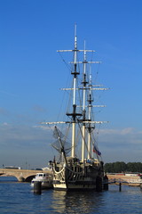 кораблик с мачтой на реке Неве