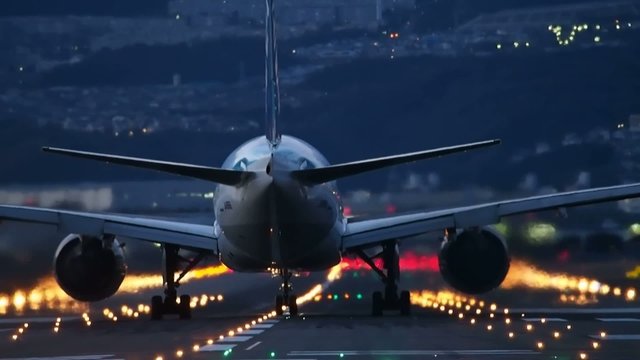 飛行機　離陸するジェット機 薄暮