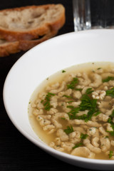 Bayerische Bratspätzlesuppe mit Brot