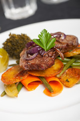Schwäbische Zwiebelrostbraten mit gerösteten Zwiebelringen