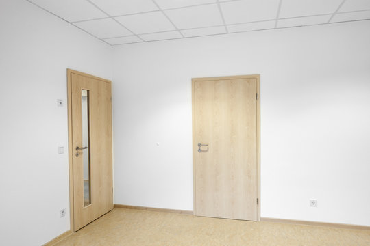 Raum mit zwei Türen 