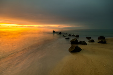 zachód słońca nad morską plażą