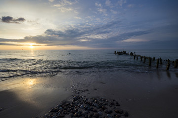 zachód słońca nad morską plażą © Mike Mareen