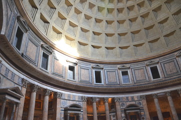 Przepięknie zdobione wnętrze Panteonu w Rzymie