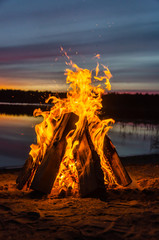 Bonfire on the beach sand - 72111200