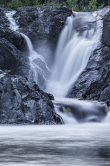 Obraz premium Silver Falls with Silver Rocks