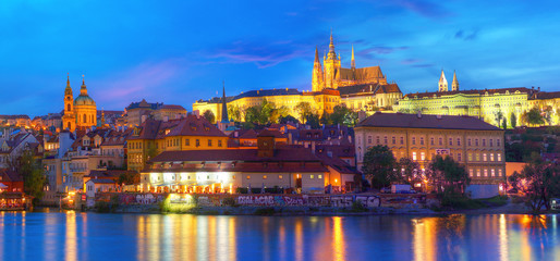 Panoramiczny widok na zabytkowe Hradczany Praga,Czechy. - obrazy, fototapety, plakaty