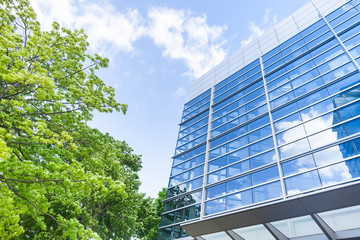 Glasfassade -- modernes Gebäude und Bäume