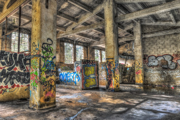 Empty derelict warehouse with concrete pillars - 72113865
