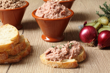 pate di fegato su fetta di pane