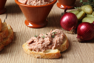 pate di fegato su fetta di pane
