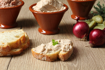 pate di fegato con champignon su fetta di pane
