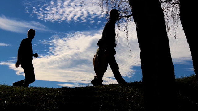 V&auml;ter mit Kinder am Horizont als Silhouette