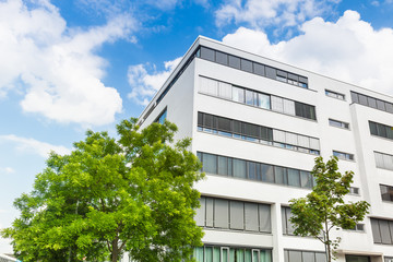 Haus in Deutschland -- modernes Bürogebäude und Bäume
