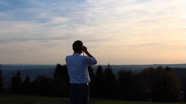 Mann mit Fernglas beobachtet Horizont
