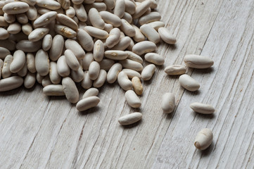 Fagioli canellini  bianchi secchi su un tavolo