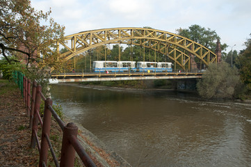 Obraz premium Tramwaj na moście