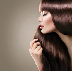 Papier Peint photo Lavable Salon de coiffure Belle femme aux longs cheveux raides brillants et lisses. Coiffure