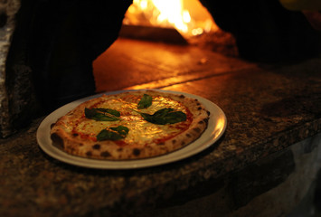 ピザを石窯で焼く