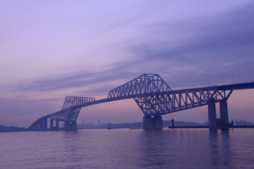 Fototapeta premium Tokyo Gate Bridge at dusk