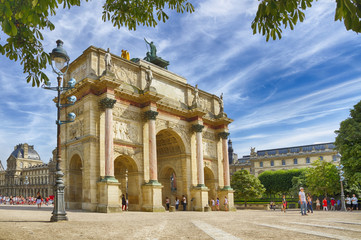 Arc de triomphe à Paris sous un ciel bleu